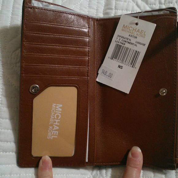 Michael Kors Handbags - Michael kors wallet